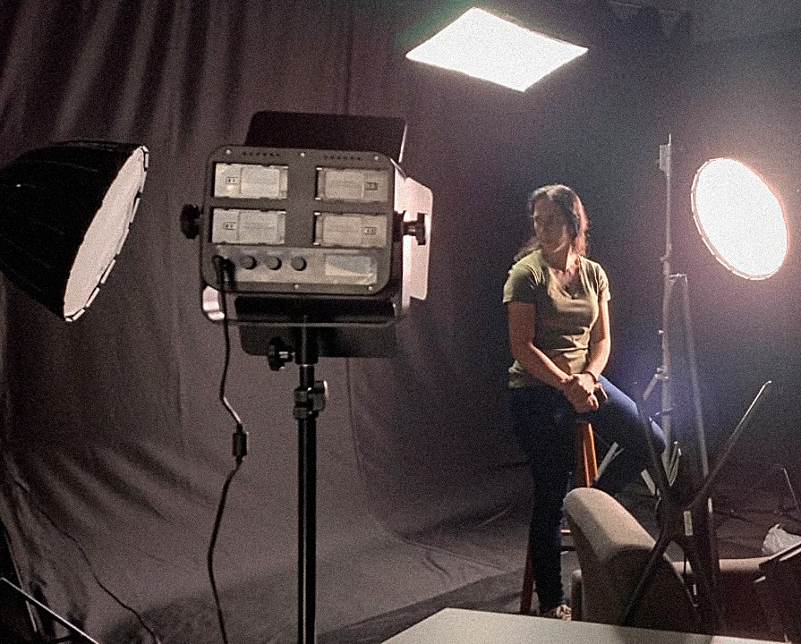 Bastidores de estúdio com luzes de gravação