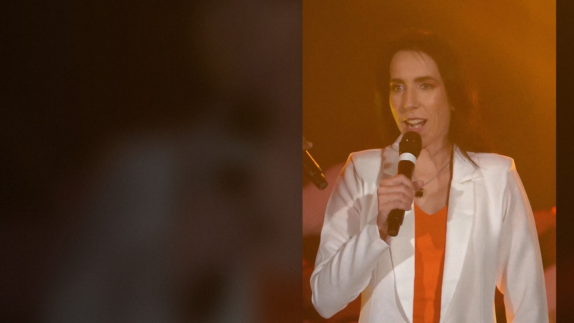 Marta Maria cantando ao vivo
